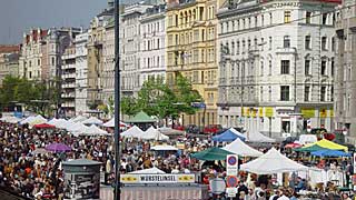 Viele Menschen drngen sich um die Marktstnde.