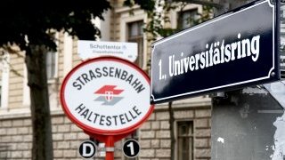 Straenbahnschild und Straenschild "Universittsring"